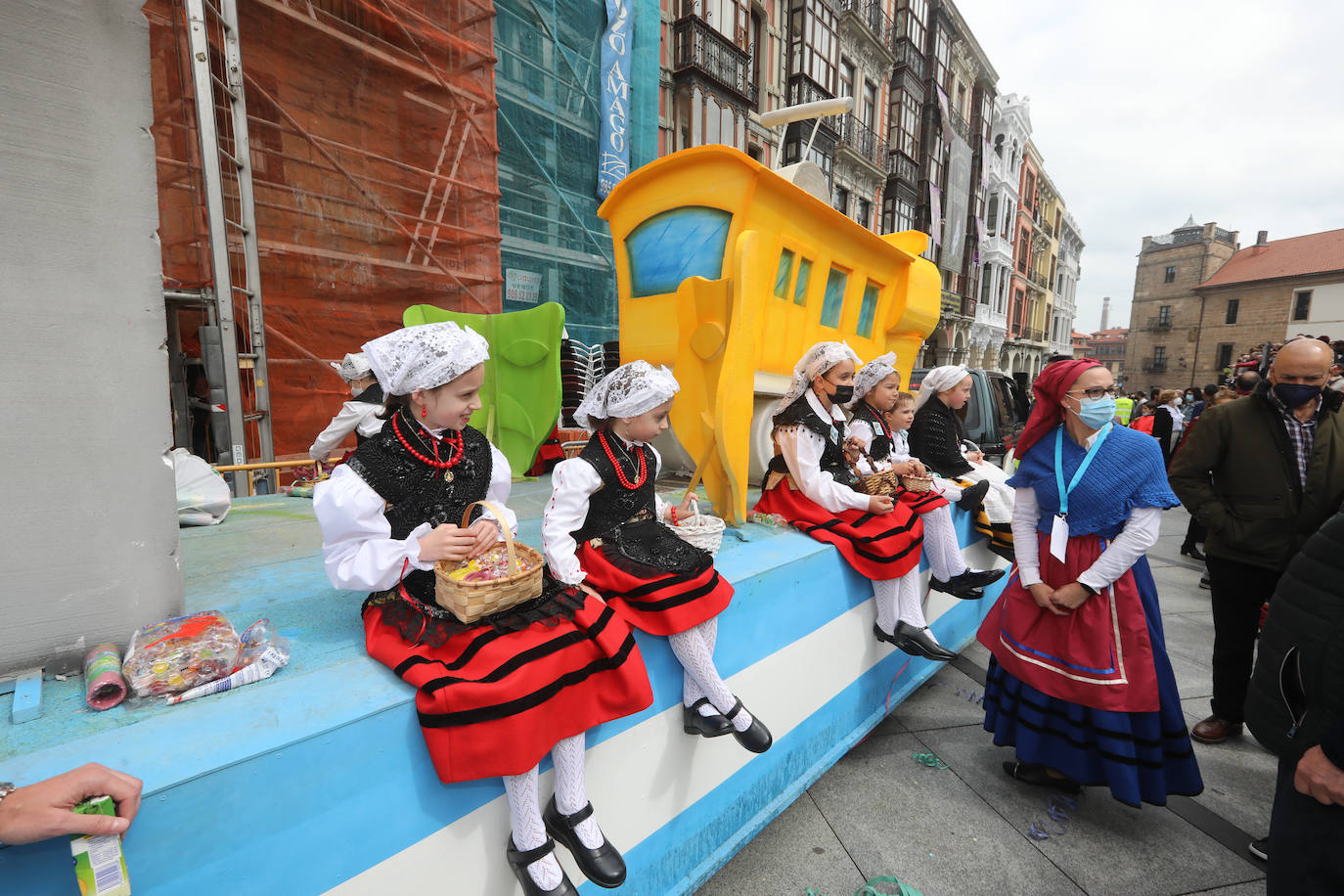 Tres años de espera, dos ediciones canceladas y muchas ganas después, Avilés por fin ha podido echarse de nuevo a la calle para celebrar las fiestas de El Bollo. El tradicional desfile que cierran las xanas y xaninas ha llenado de público las calles del casco histórico de la ciudad. 