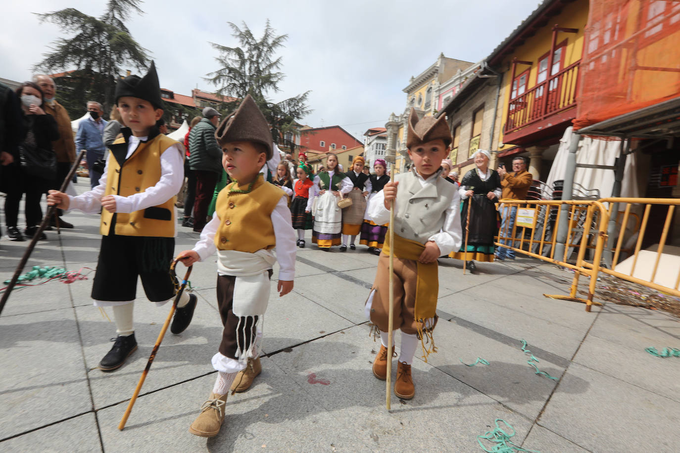 Tres años de espera, dos ediciones canceladas y muchas ganas después, Avilés por fin ha podido echarse de nuevo a la calle para celebrar las fiestas de El Bollo. El tradicional desfile que cierran las xanas y xaninas ha llenado de público las calles del casco histórico de la ciudad. 