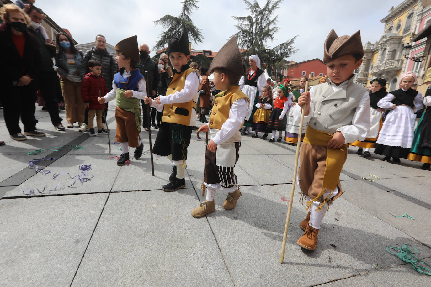 Tres años de espera, dos ediciones canceladas y muchas ganas después, Avilés por fin ha podido echarse de nuevo a la calle para celebrar las fiestas de El Bollo. El tradicional desfile que cierran las xanas y xaninas ha llenado de público las calles del casco histórico de la ciudad. 