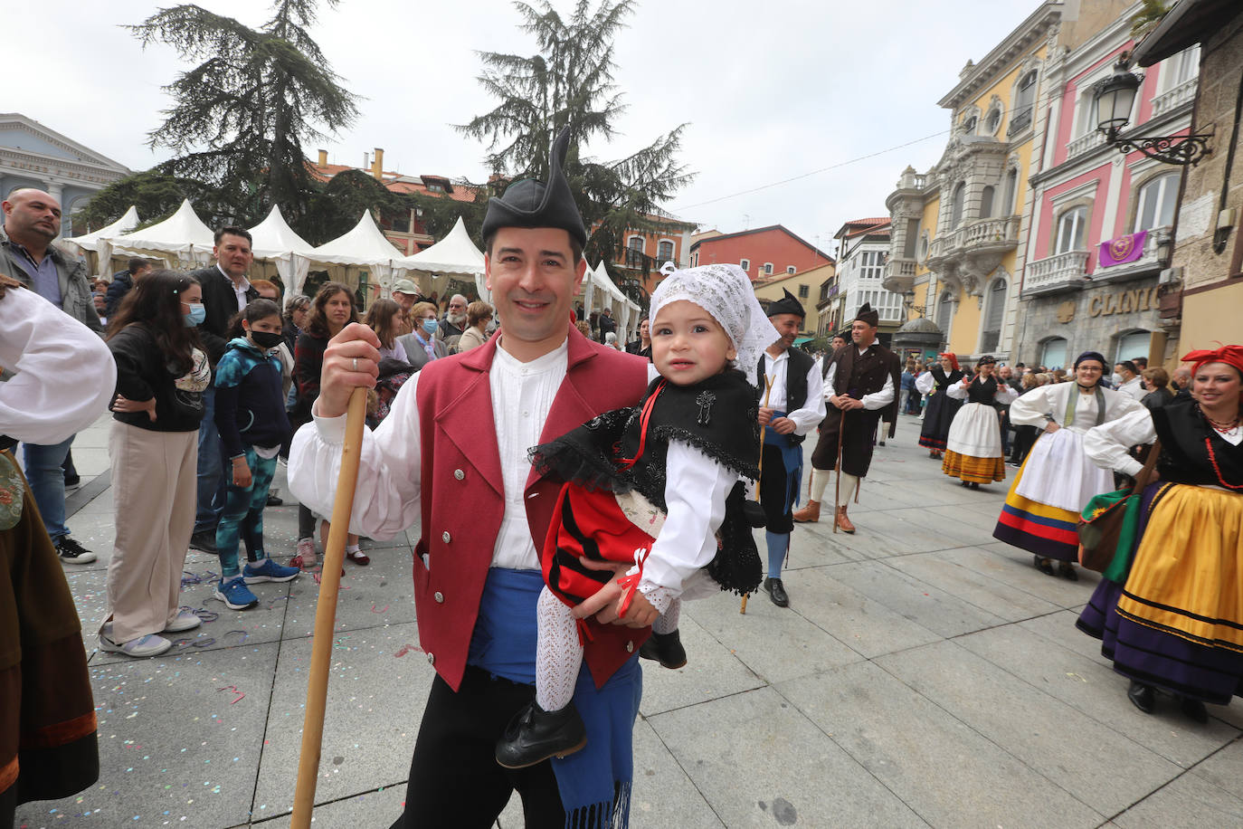 Tres años de espera, dos ediciones canceladas y muchas ganas después, Avilés por fin ha podido echarse de nuevo a la calle para celebrar las fiestas de El Bollo. El tradicional desfile que cierran las xanas y xaninas ha llenado de público las calles del casco histórico de la ciudad. 