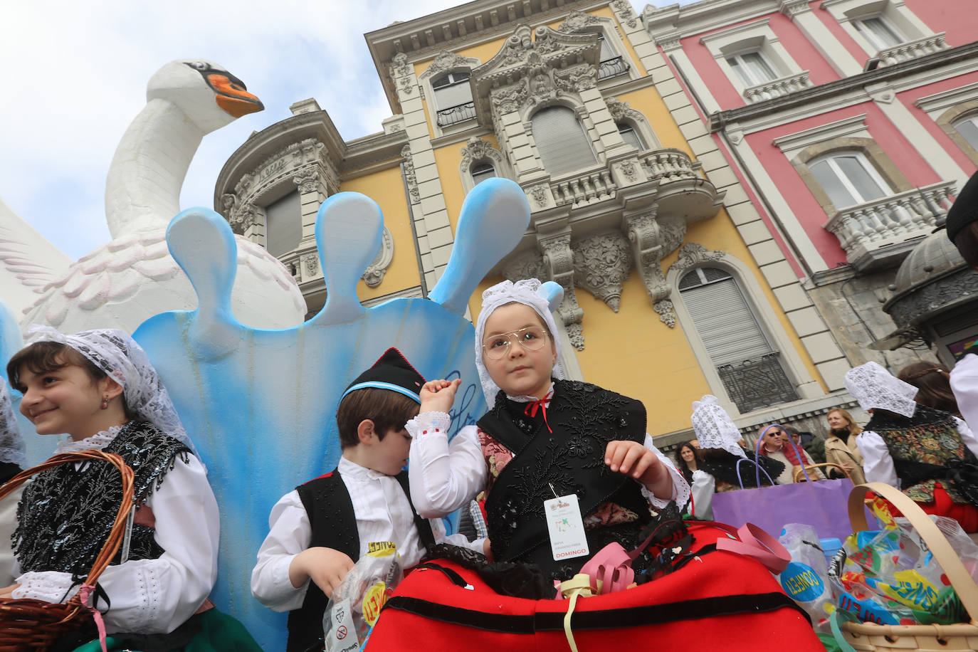 Tres años de espera, dos ediciones canceladas y muchas ganas después, Avilés por fin ha podido echarse de nuevo a la calle para celebrar las fiestas de El Bollo. El tradicional desfile que cierran las xanas y xaninas ha llenado de público las calles del casco histórico de la ciudad. 