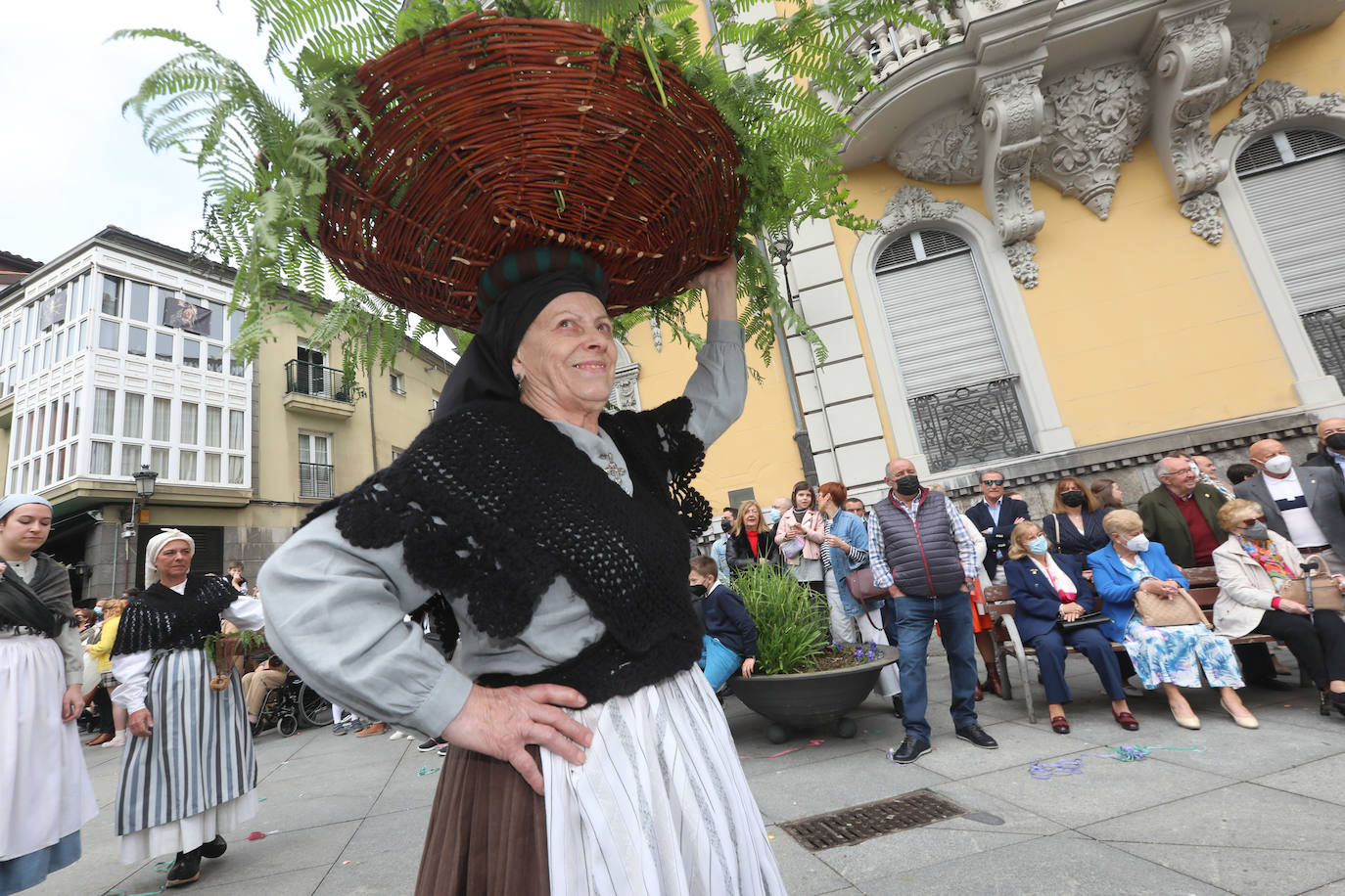 Tres años de espera, dos ediciones canceladas y muchas ganas después, Avilés por fin ha podido echarse de nuevo a la calle para celebrar las fiestas de El Bollo. El tradicional desfile que cierran las xanas y xaninas ha llenado de público las calles del casco histórico de la ciudad. 