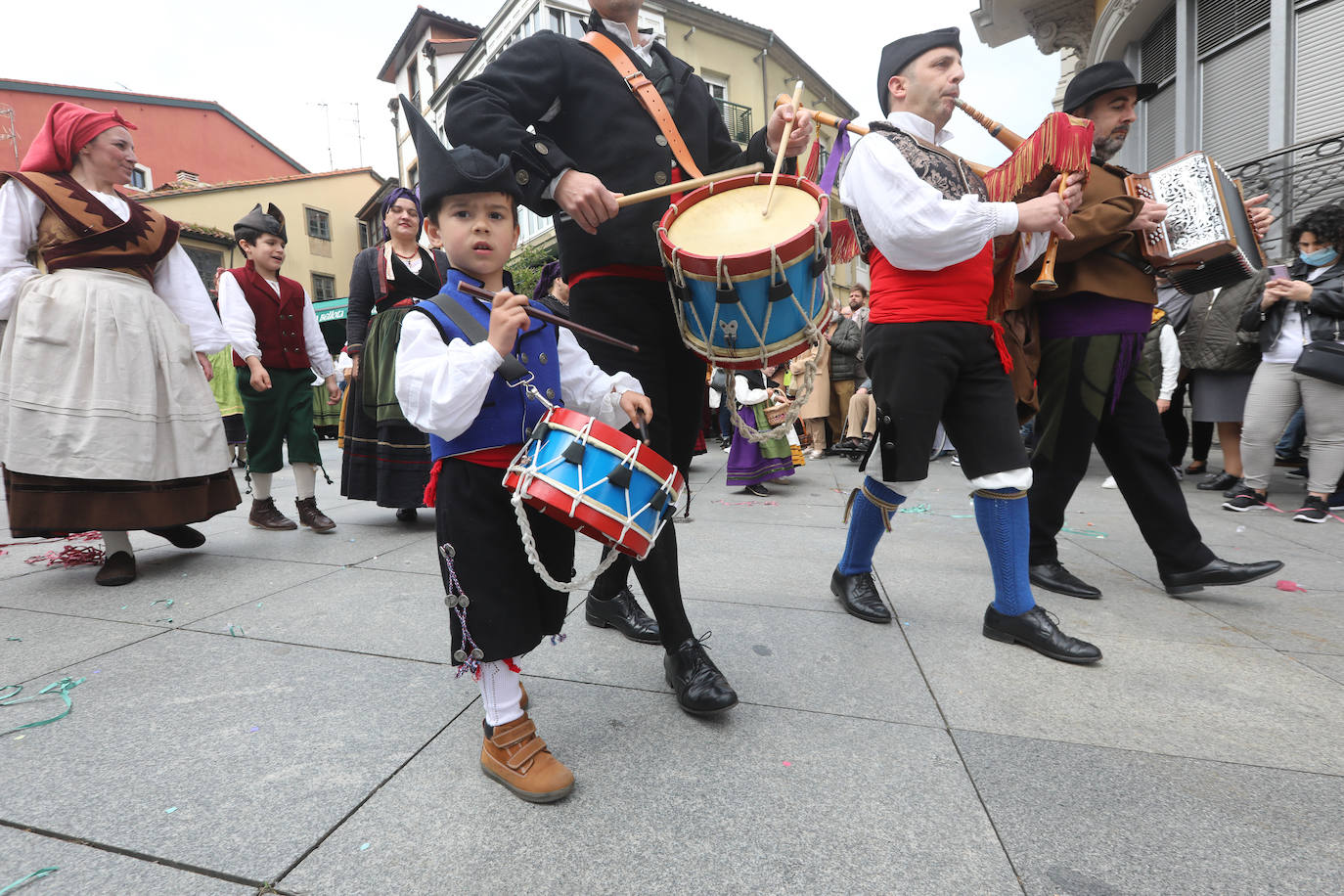 Tres años de espera, dos ediciones canceladas y muchas ganas después, Avilés por fin ha podido echarse de nuevo a la calle para celebrar las fiestas de El Bollo. El tradicional desfile que cierran las xanas y xaninas ha llenado de público las calles del casco histórico de la ciudad. 