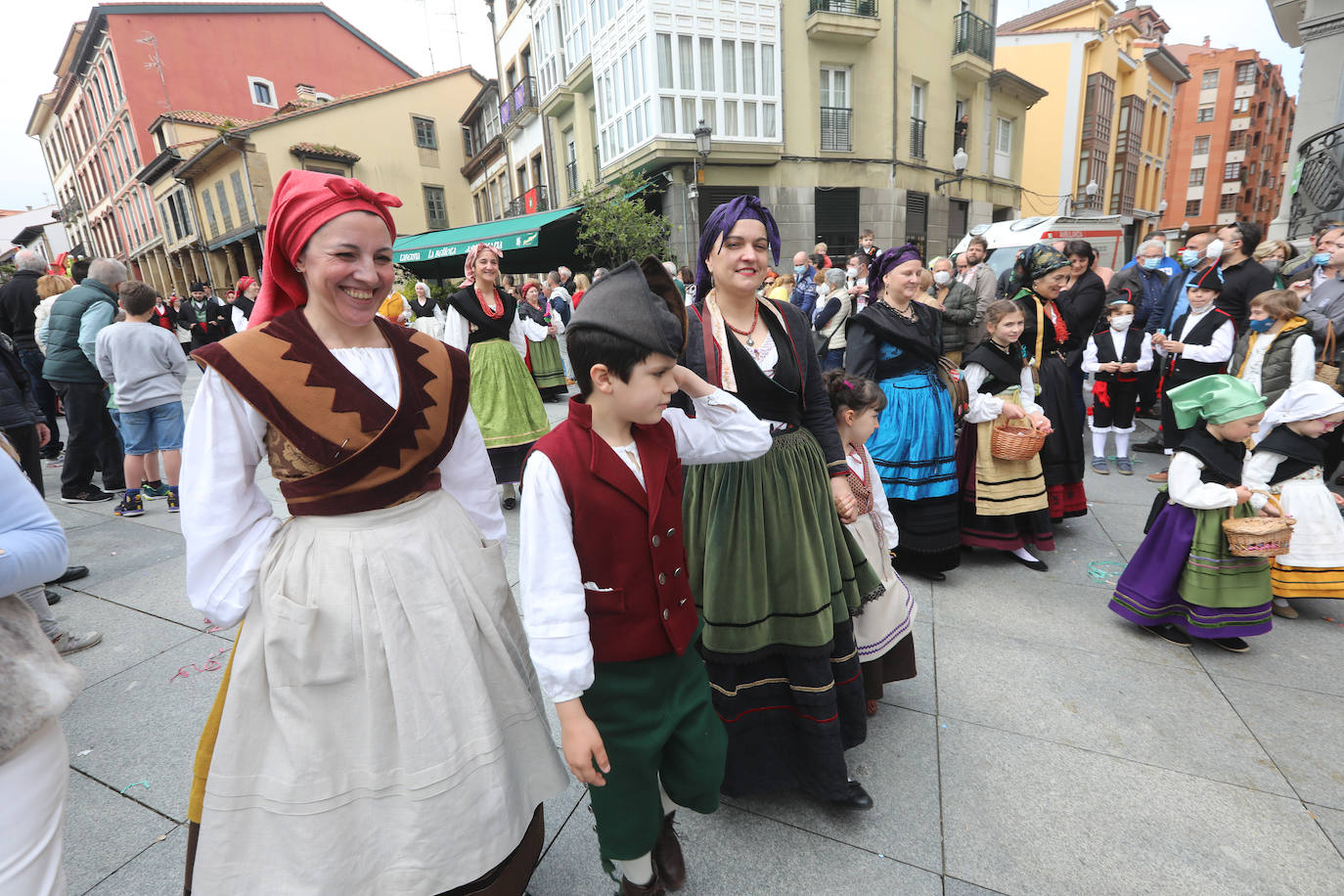 Tres años de espera, dos ediciones canceladas y muchas ganas después, Avilés por fin ha podido echarse de nuevo a la calle para celebrar las fiestas de El Bollo. El tradicional desfile que cierran las xanas y xaninas ha llenado de público las calles del casco histórico de la ciudad. 