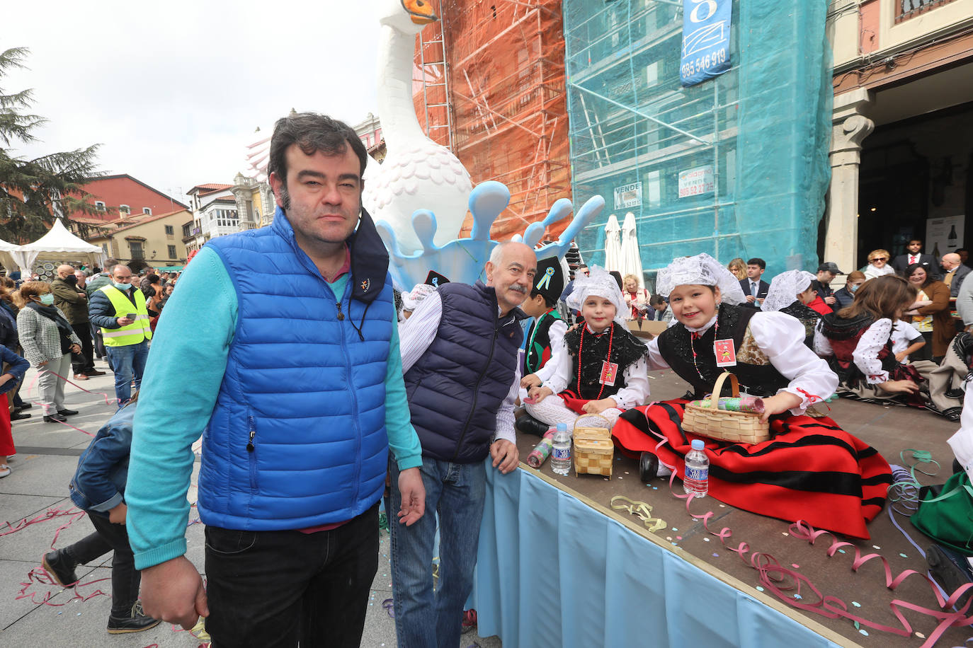 Tres años de espera, dos ediciones canceladas y muchas ganas después, Avilés por fin ha podido echarse de nuevo a la calle para celebrar las fiestas de El Bollo. El tradicional desfile que cierran las xanas y xaninas ha llenado de público las calles del casco histórico de la ciudad. 