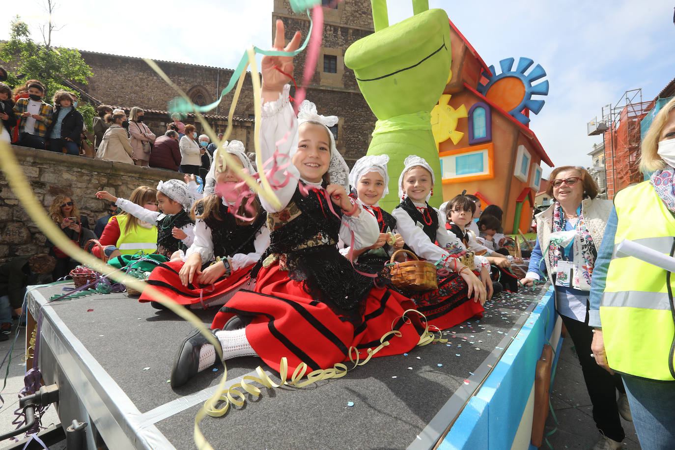 Tres años de espera, dos ediciones canceladas y muchas ganas después, Avilés por fin ha podido echarse de nuevo a la calle para celebrar las fiestas de El Bollo. El tradicional desfile que cierran las xanas y xaninas ha llenado de público las calles del casco histórico de la ciudad. 