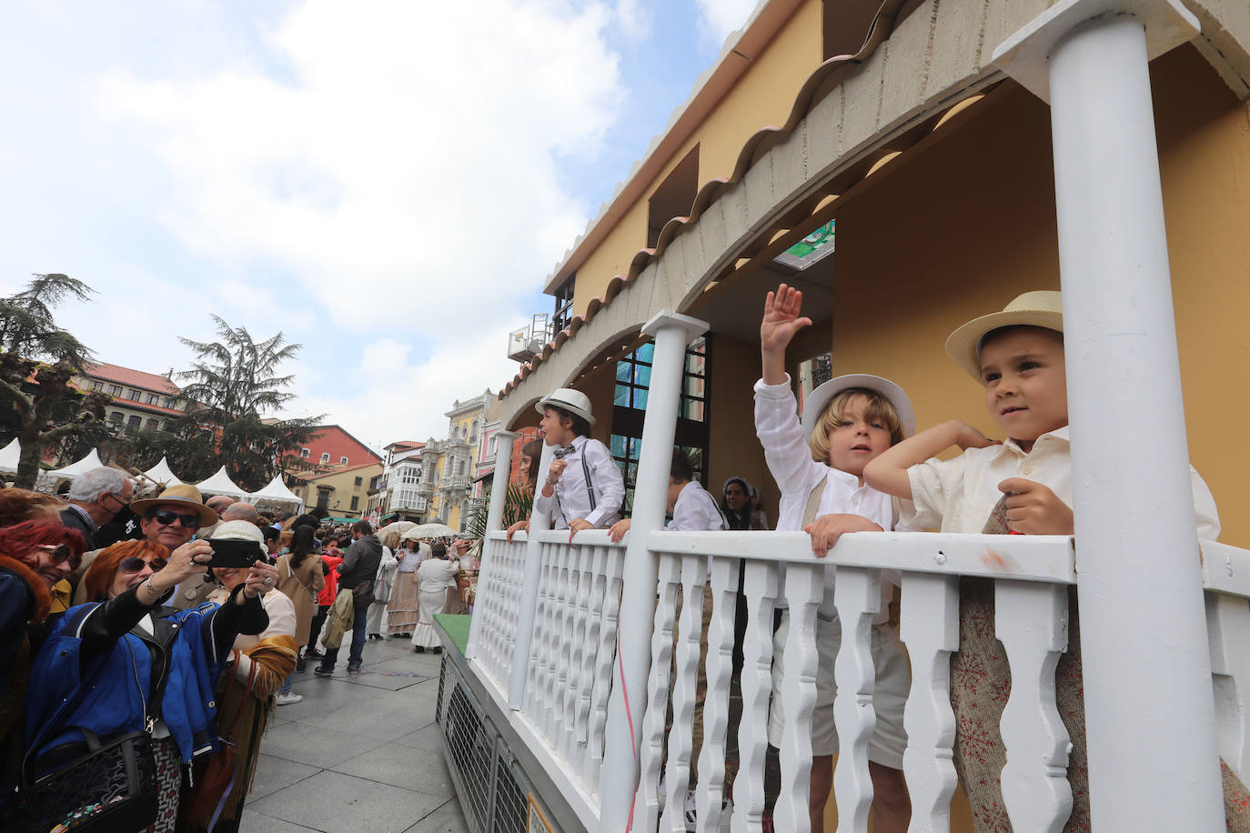 Tres años de espera, dos ediciones canceladas y muchas ganas después, Avilés por fin ha podido echarse de nuevo a la calle para celebrar las fiestas de El Bollo. El tradicional desfile que cierran las xanas y xaninas ha llenado de público las calles del casco histórico de la ciudad. 