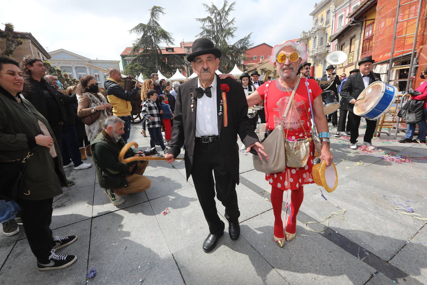 Tres años de espera, dos ediciones canceladas y muchas ganas después, Avilés por fin ha podido echarse de nuevo a la calle para celebrar las fiestas de El Bollo. El tradicional desfile que cierran las xanas y xaninas ha llenado de público las calles del casco histórico de la ciudad. 