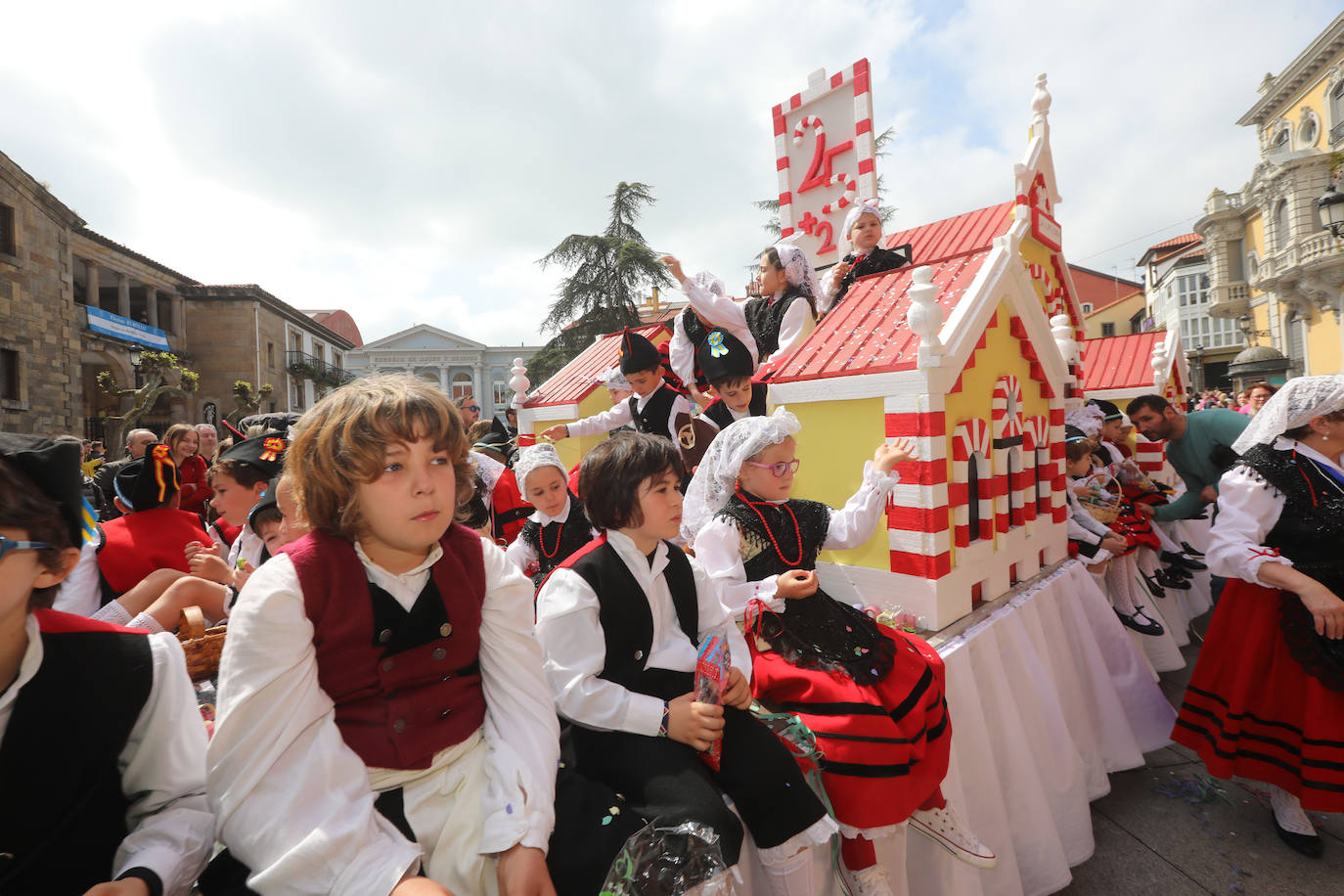 Tres años de espera, dos ediciones canceladas y muchas ganas después, Avilés por fin ha podido echarse de nuevo a la calle para celebrar las fiestas de El Bollo. El tradicional desfile que cierran las xanas y xaninas ha llenado de público las calles del casco histórico de la ciudad. 