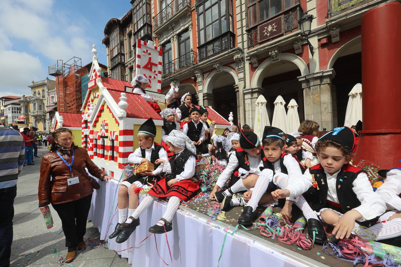 Tres años de espera, dos ediciones canceladas y muchas ganas después, Avilés por fin ha podido echarse de nuevo a la calle para celebrar las fiestas de El Bollo. El tradicional desfile que cierran las xanas y xaninas ha llenado de público las calles del casco histórico de la ciudad. 