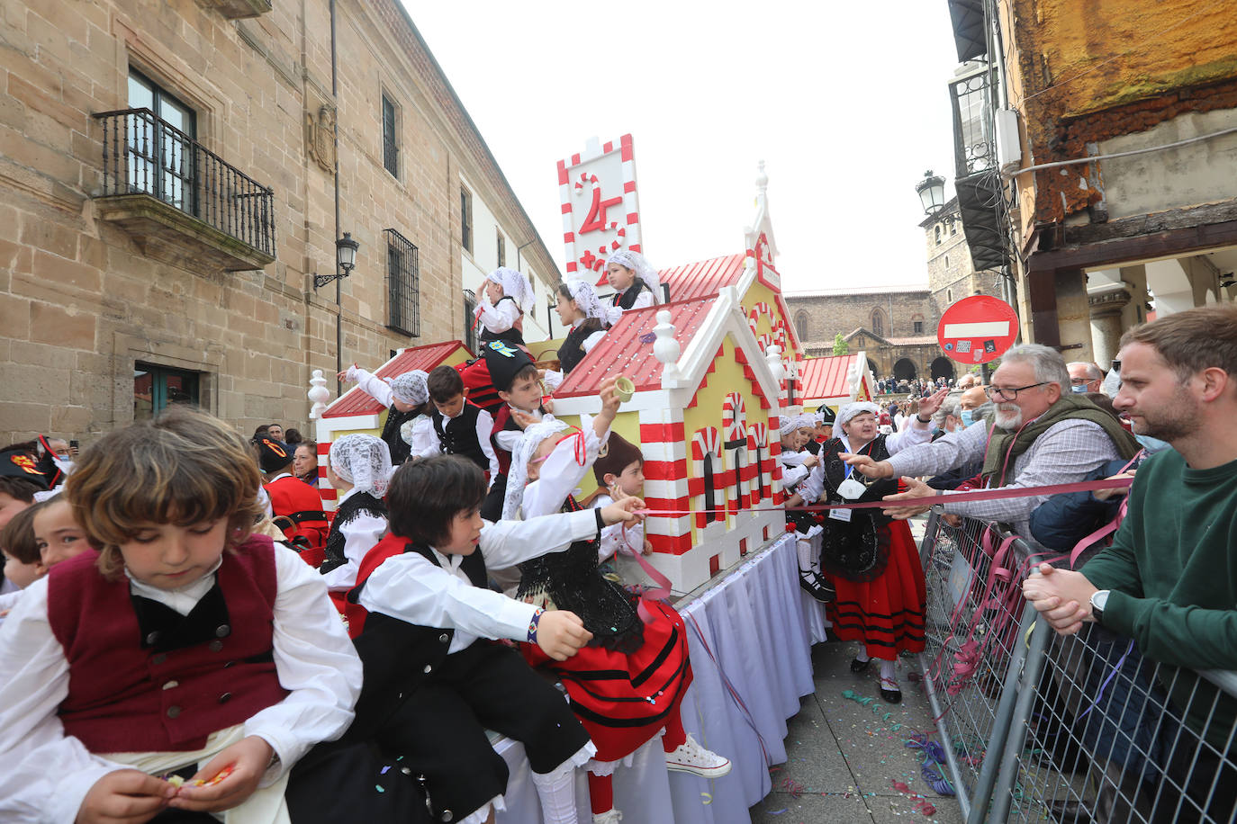 Tres años de espera, dos ediciones canceladas y muchas ganas después, Avilés por fin ha podido echarse de nuevo a la calle para celebrar las fiestas de El Bollo. El tradicional desfile que cierran las xanas y xaninas ha llenado de público las calles del casco histórico de la ciudad. 