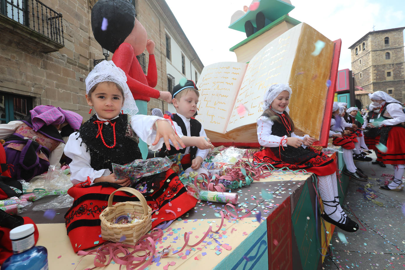 Tres años de espera, dos ediciones canceladas y muchas ganas después, Avilés por fin ha podido echarse de nuevo a la calle para celebrar las fiestas de El Bollo. El tradicional desfile que cierran las xanas y xaninas ha llenado de público las calles del casco histórico de la ciudad. 