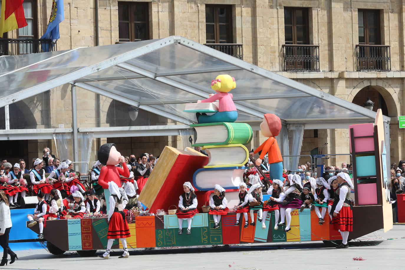 Tres años de espera, dos ediciones canceladas y muchas ganas después, Avilés por fin ha podido echarse de nuevo a la calle para celebrar las fiestas de El Bollo. El tradicional desfile que cierran las xanas y xaninas ha llenado de público las calles del casco histórico de la ciudad. 