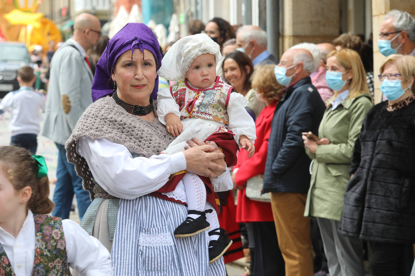 Tres años de espera, dos ediciones canceladas y muchas ganas después, Avilés por fin ha podido echarse de nuevo a la calle para celebrar las fiestas de El Bollo. El tradicional desfile que cierran las xanas y xaninas ha llenado de público las calles del casco histórico de la ciudad. 