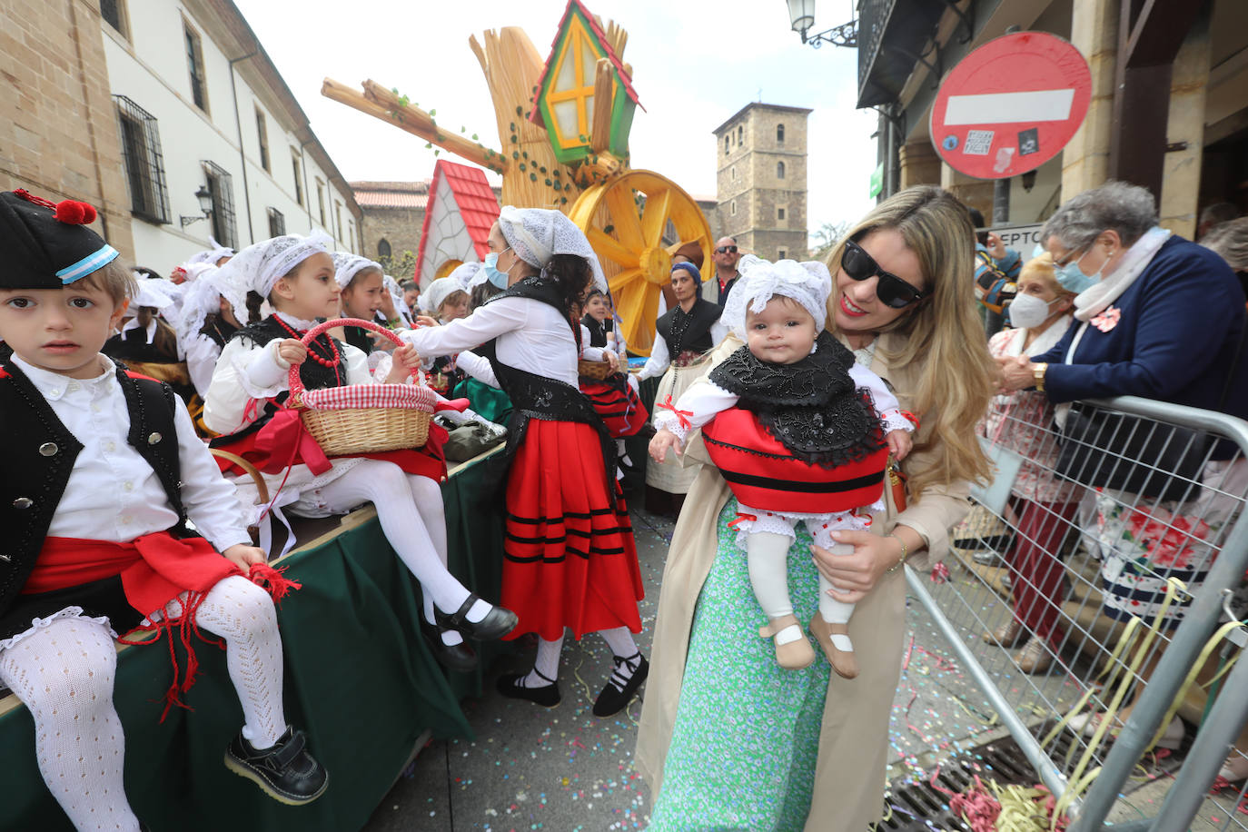 Tres años de espera, dos ediciones canceladas y muchas ganas después, Avilés por fin ha podido echarse de nuevo a la calle para celebrar las fiestas de El Bollo. El tradicional desfile que cierran las xanas y xaninas ha llenado de público las calles del casco histórico de la ciudad. 