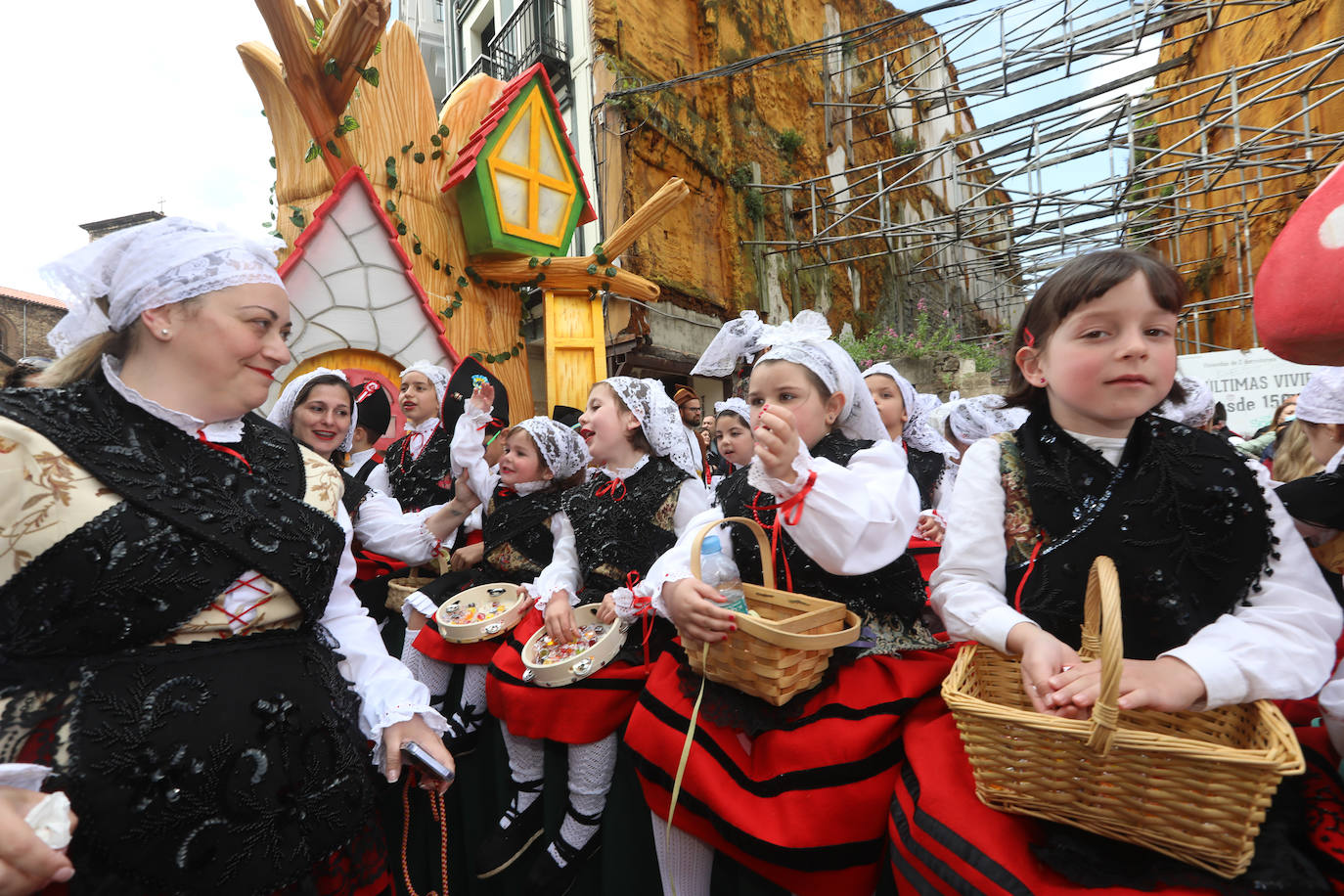 Tres años de espera, dos ediciones canceladas y muchas ganas después, Avilés por fin ha podido echarse de nuevo a la calle para celebrar las fiestas de El Bollo. El tradicional desfile que cierran las xanas y xaninas ha llenado de público las calles del casco histórico de la ciudad. 