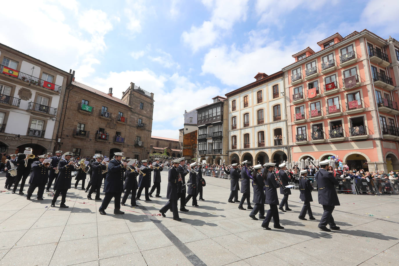 Tres años de espera, dos ediciones canceladas y muchas ganas después, Avilés por fin ha podido echarse de nuevo a la calle para celebrar las fiestas de El Bollo. El tradicional desfile que cierran las xanas y xaninas ha llenado de público las calles del casco histórico de la ciudad. 