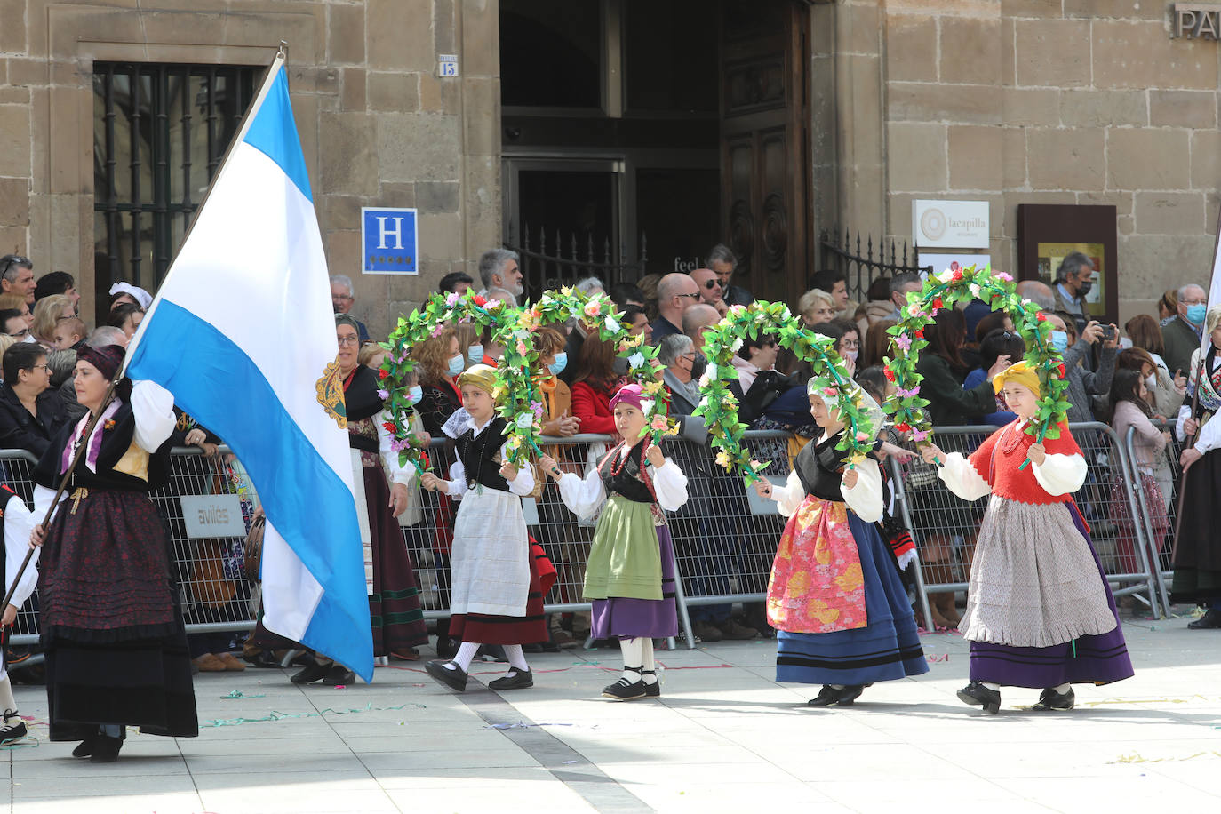 Tres años de espera, dos ediciones canceladas y muchas ganas después, Avilés por fin ha podido echarse de nuevo a la calle para celebrar las fiestas de El Bollo. El tradicional desfile que cierran las xanas y xaninas ha llenado de público las calles del casco histórico de la ciudad. 