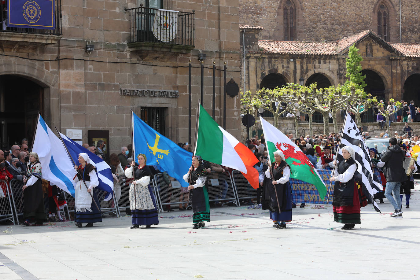 Tres años de espera, dos ediciones canceladas y muchas ganas después, Avilés por fin ha podido echarse de nuevo a la calle para celebrar las fiestas de El Bollo. El tradicional desfile que cierran las xanas y xaninas ha llenado de público las calles del casco histórico de la ciudad. 