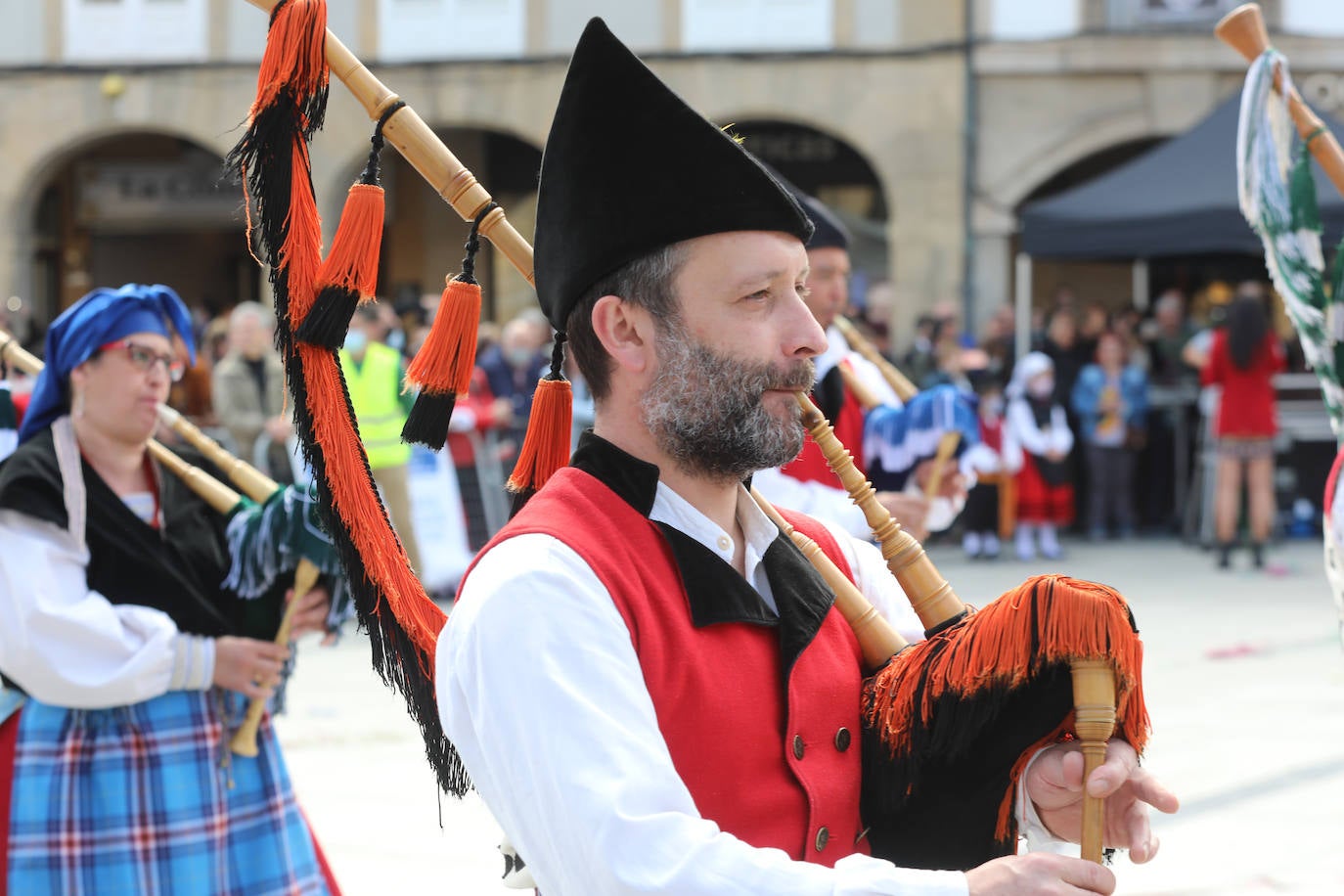 Tres años de espera, dos ediciones canceladas y muchas ganas después, Avilés por fin ha podido echarse de nuevo a la calle para celebrar las fiestas de El Bollo. El tradicional desfile que cierran las xanas y xaninas ha llenado de público las calles del casco histórico de la ciudad. 