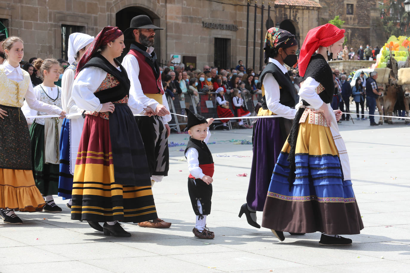 Tres años de espera, dos ediciones canceladas y muchas ganas después, Avilés por fin ha podido echarse de nuevo a la calle para celebrar las fiestas de El Bollo. El tradicional desfile que cierran las xanas y xaninas ha llenado de público las calles del casco histórico de la ciudad. 