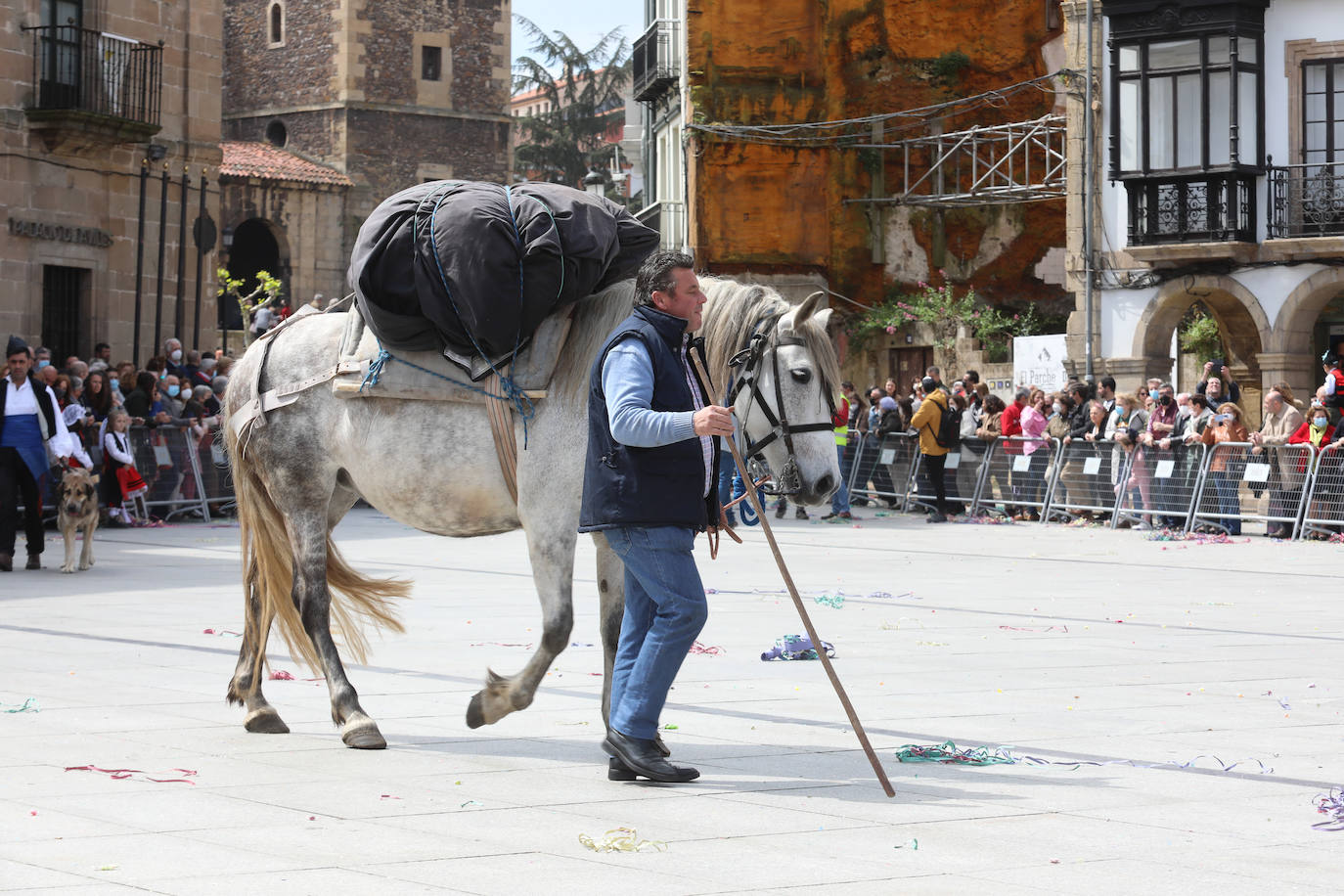 Tres años de espera, dos ediciones canceladas y muchas ganas después, Avilés por fin ha podido echarse de nuevo a la calle para celebrar las fiestas de El Bollo. El tradicional desfile que cierran las xanas y xaninas ha llenado de público las calles del casco histórico de la ciudad. 