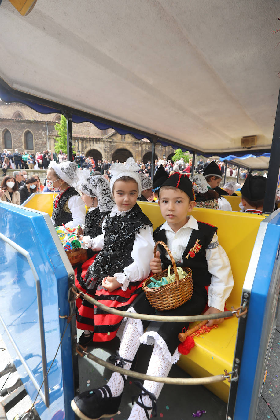 Tres años de espera, dos ediciones canceladas y muchas ganas después, Avilés por fin ha podido echarse de nuevo a la calle para celebrar las fiestas de El Bollo. El tradicional desfile que cierran las xanas y xaninas ha llenado de público las calles del casco histórico de la ciudad. 