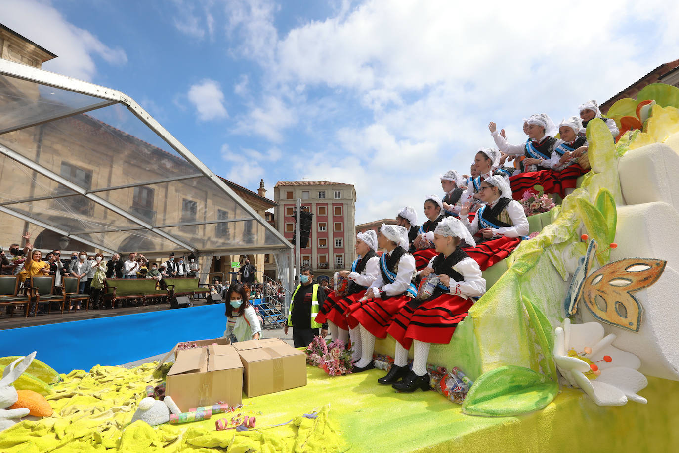 Tres años de espera, dos ediciones canceladas y muchas ganas después, Avilés por fin ha podido echarse de nuevo a la calle para celebrar las fiestas de El Bollo. El tradicional desfile que cierran las xanas y xaninas ha llenado de público las calles del casco histórico de la ciudad. 