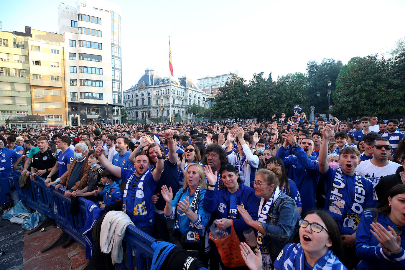 En una plaza abarrotada, cientos de seguidores azules se dejaron durante el derbi el alma y la garganta hasta explotar con el gol del triunfo.