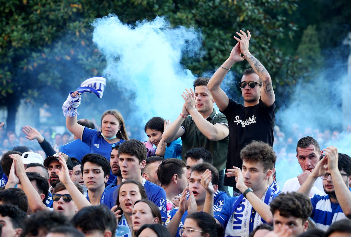 En una plaza abarrotada, cientos de seguidores azules se dejaron durante el derbi el alma y la garganta hasta explotar con el gol del triunfo.
