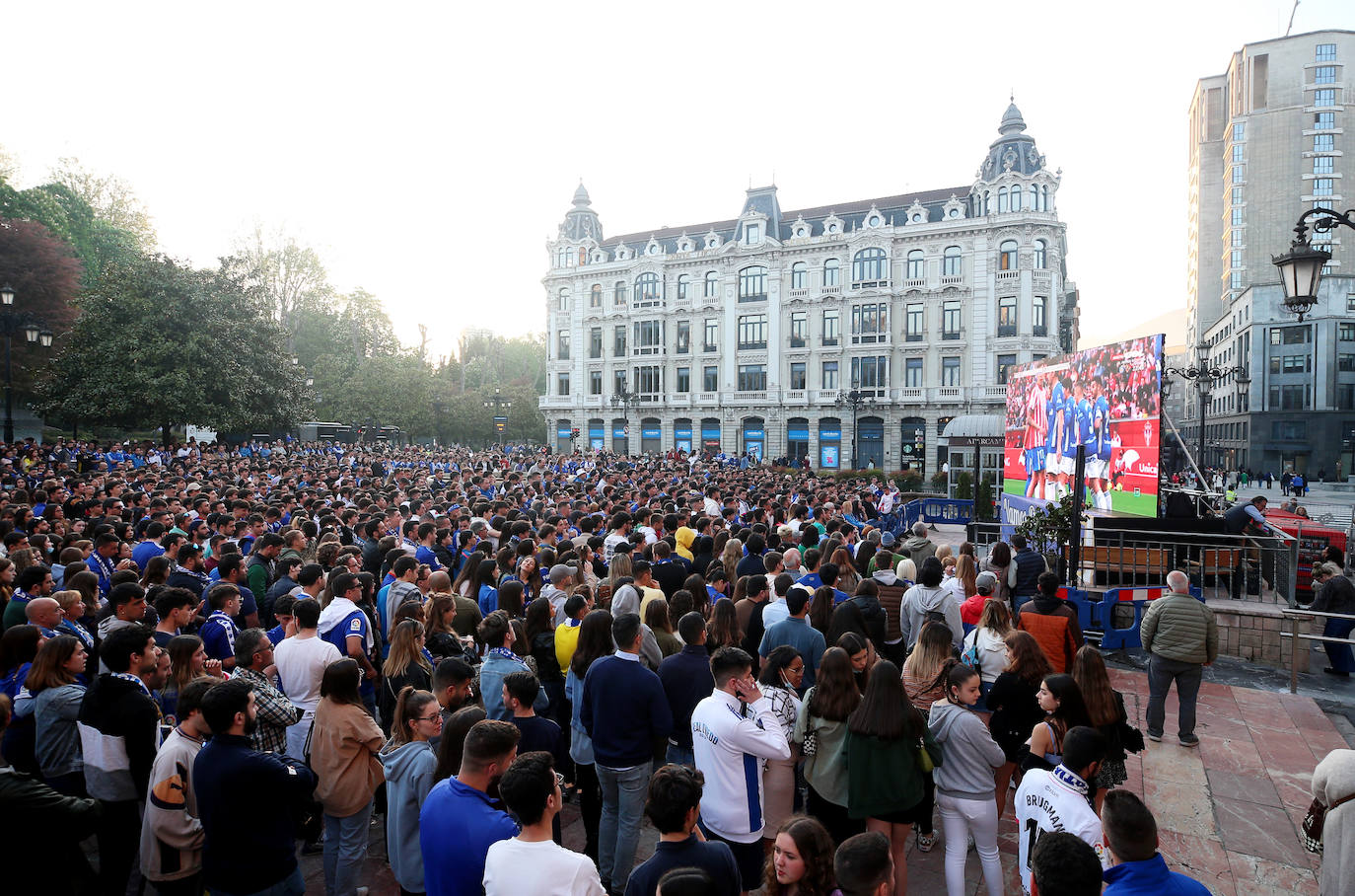 En una plaza abarrotada, cientos de seguidores azules se dejaron durante el derbi el alma y la garganta hasta explotar con el gol del triunfo.