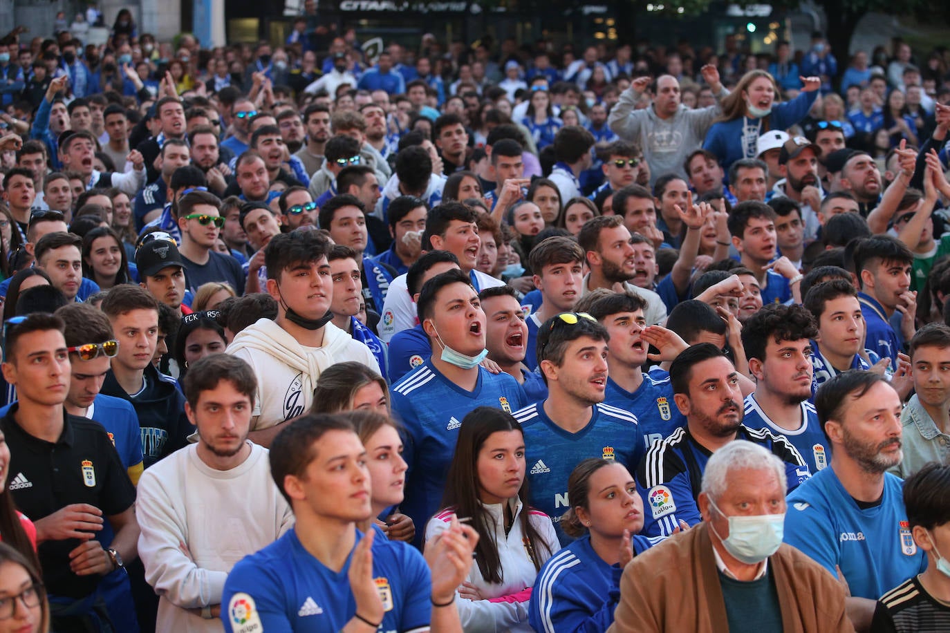 En una plaza abarrotada, cientos de seguidores azules se dejaron durante el derbi el alma y la garganta hasta explotar con el gol del triunfo.