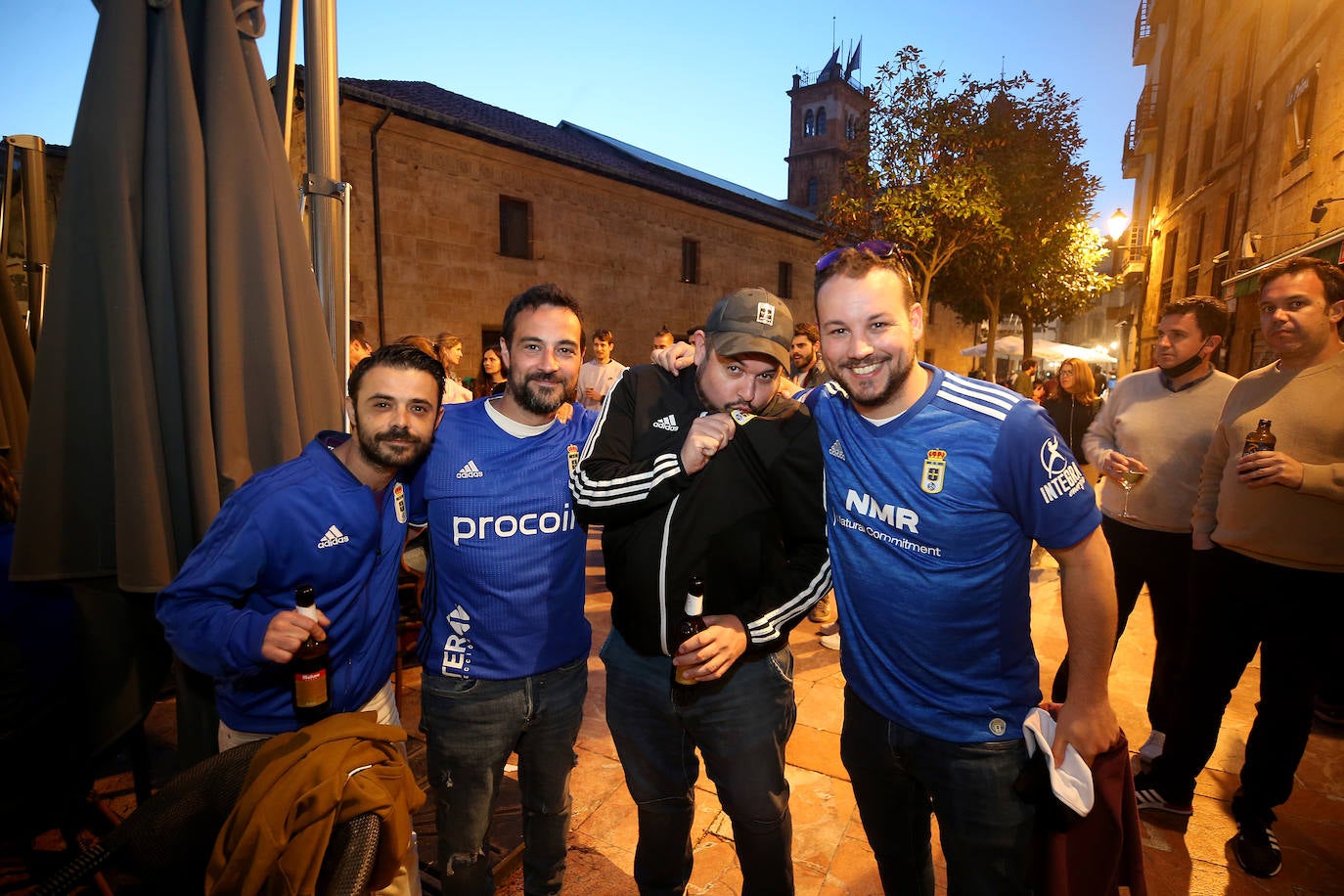 En una plaza abarrotada, cientos de seguidores azules se dejaron durante el derbi el alma y la garganta hasta explotar con el gol del triunfo.