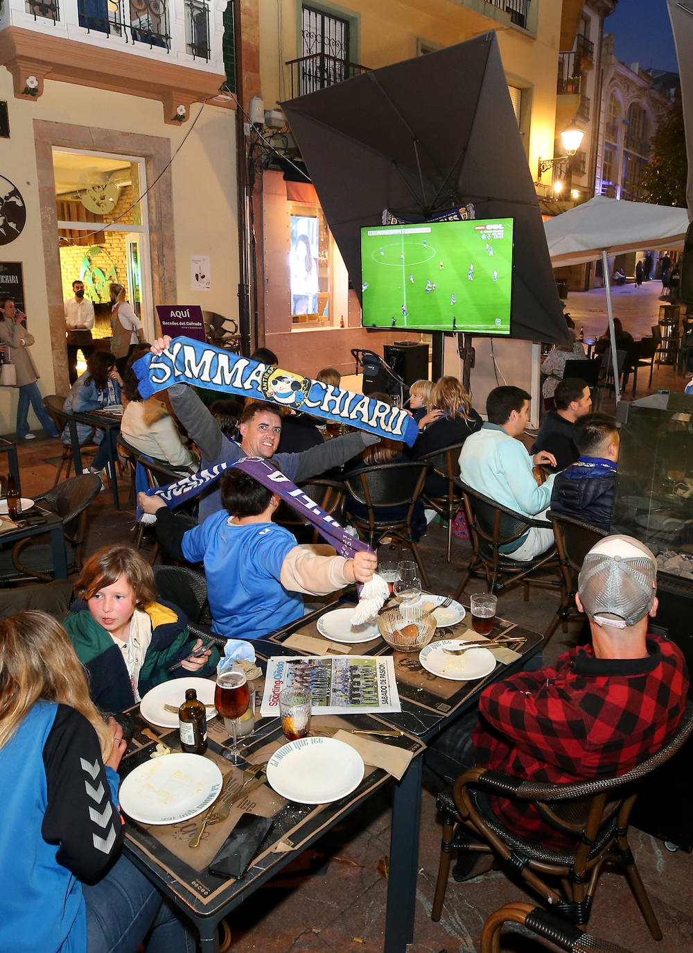 En una plaza abarrotada, cientos de seguidores azules se dejaron durante el derbi el alma y la garganta hasta explotar con el gol del triunfo.