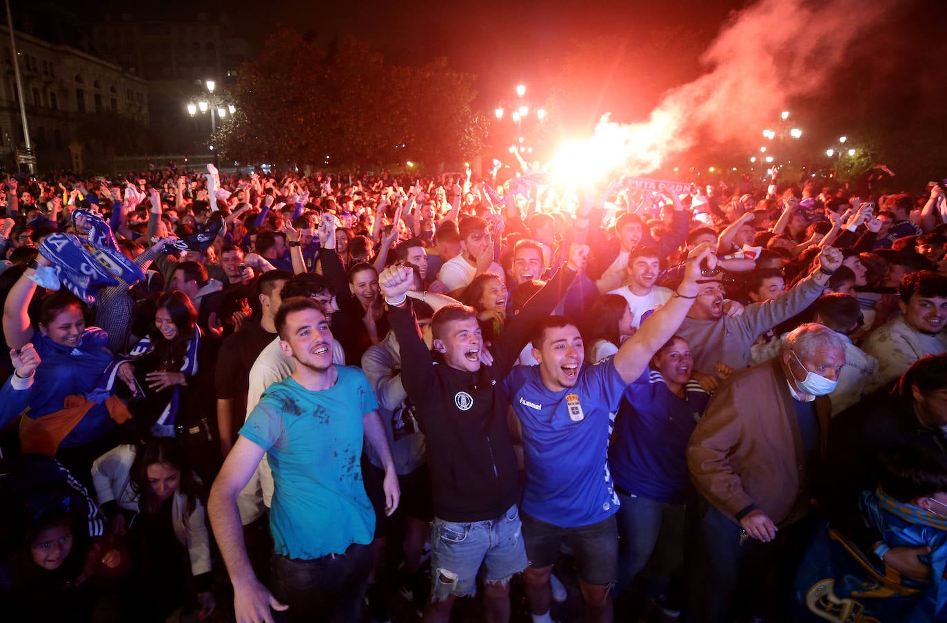 En una plaza abarrotada, cientos de seguidores azules se dejaron durante el derbi el alma y la garganta hasta explotar con el gol del triunfo.