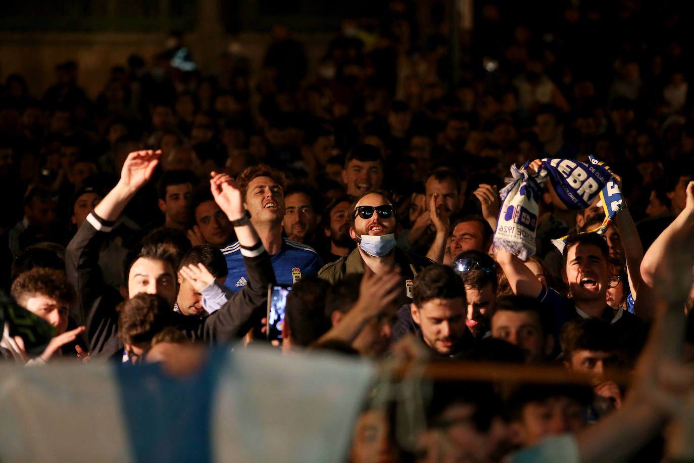 En una plaza abarrotada, cientos de seguidores azules se dejaron durante el derbi el alma y la garganta hasta explotar con el gol del triunfo.
