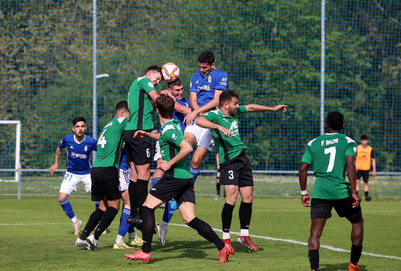 Fotos: Las mejores imágenes del Oviedo B - Llanes
