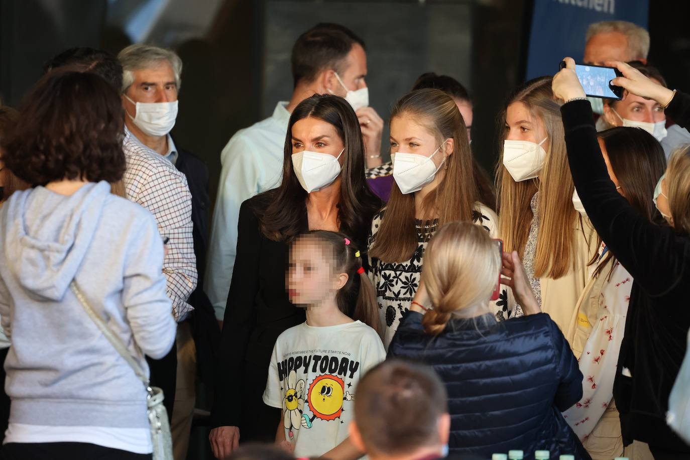 Los Reyes, Felipe VI y Doña Letizia; la Princesa de Asturias; y la Infanta Sofía han visitado el Centro de Recepción, Acogida y Derivación (CREADE) de refugiados ucranianos en Pozuelo de Alarcón. Esta visita ha supuesto el primer acto público para la Princesa Leonor desde la ceremonia de entrega de los Premios Princesa de Asturias, que se celebró en Oviedo el pasado mes de octubre. La Princesa Leonor se encuentra cursando sus estudios en el UWC Atlantic College de Gales. 