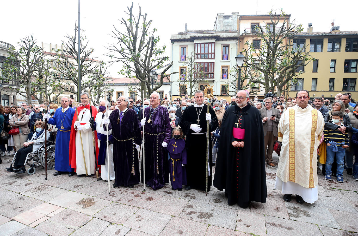 Fotos: La procesión del Resucitado emociona en Oviedo