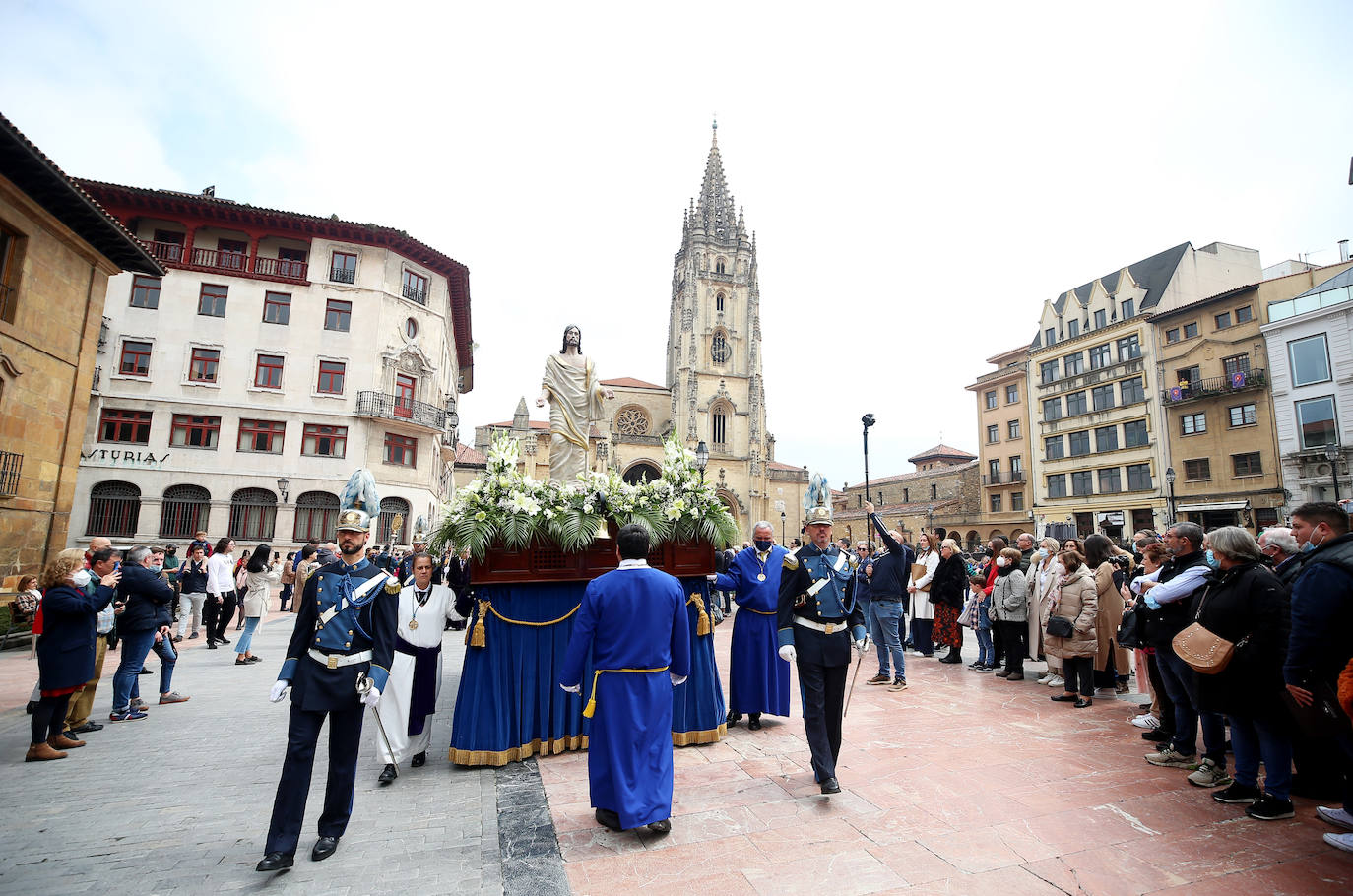 Fotos: La procesión del Resucitado emociona en Oviedo