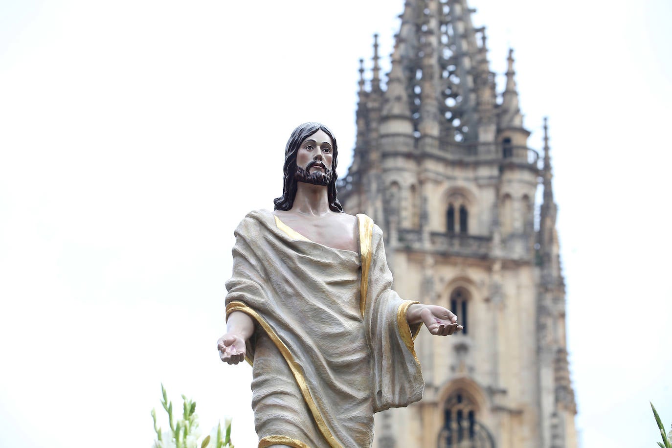 Fotos: La procesión del Resucitado emociona en Oviedo
