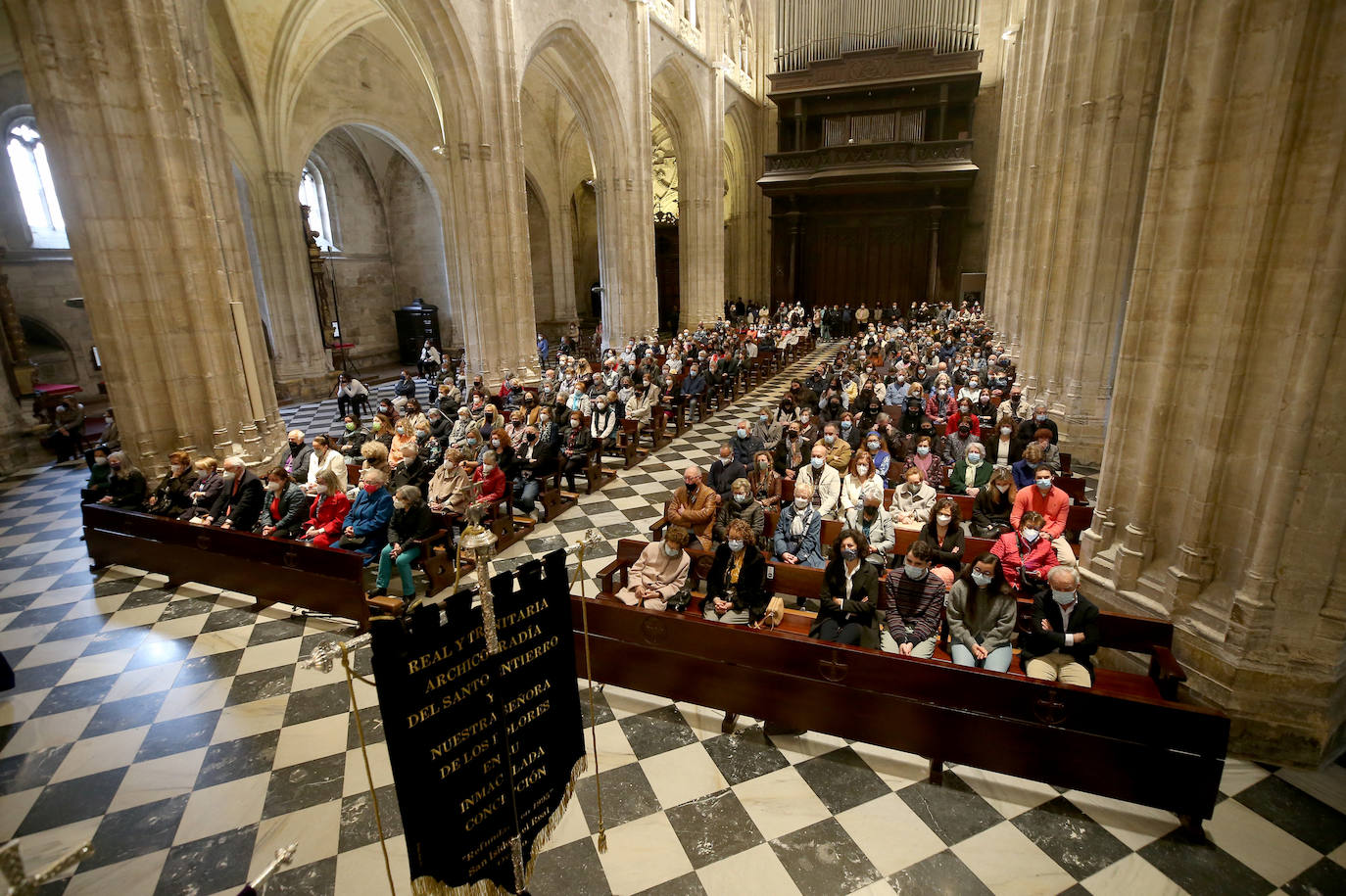 Fotos: La procesión del Resucitado emociona en Oviedo