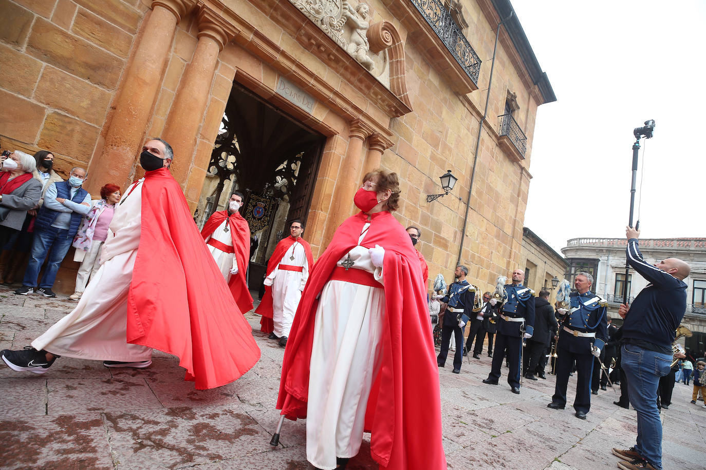 Fotos: La procesión del Resucitado emociona en Oviedo