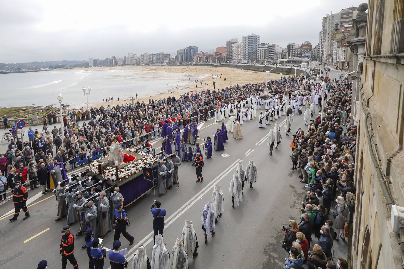 Cientos de personas han acudido en Gijón a la emotiva procesión del Domingo de Resurrección 