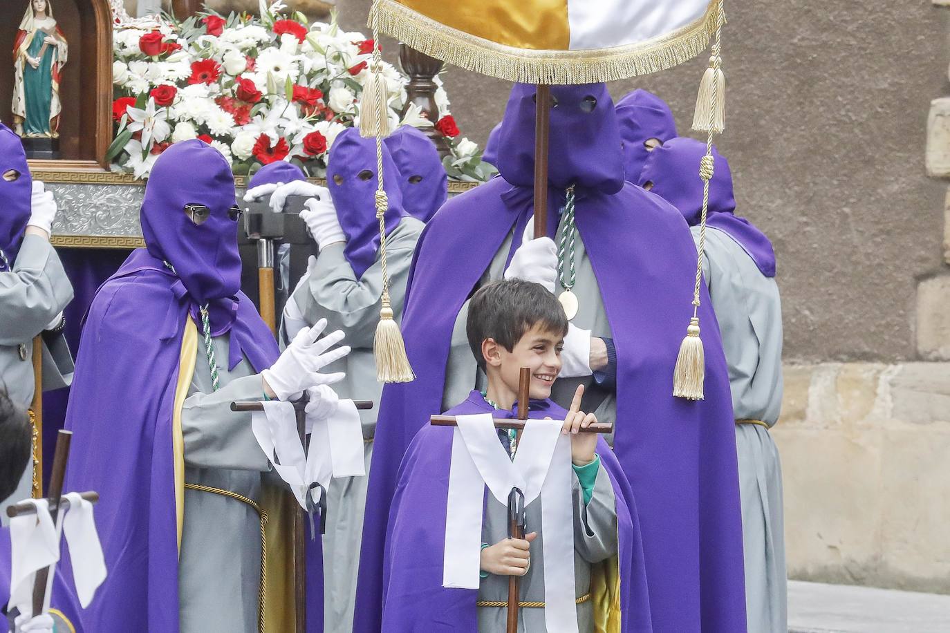 Cientos de personas han acudido en Gijón a la emotiva procesión del Domingo de Resurrección 