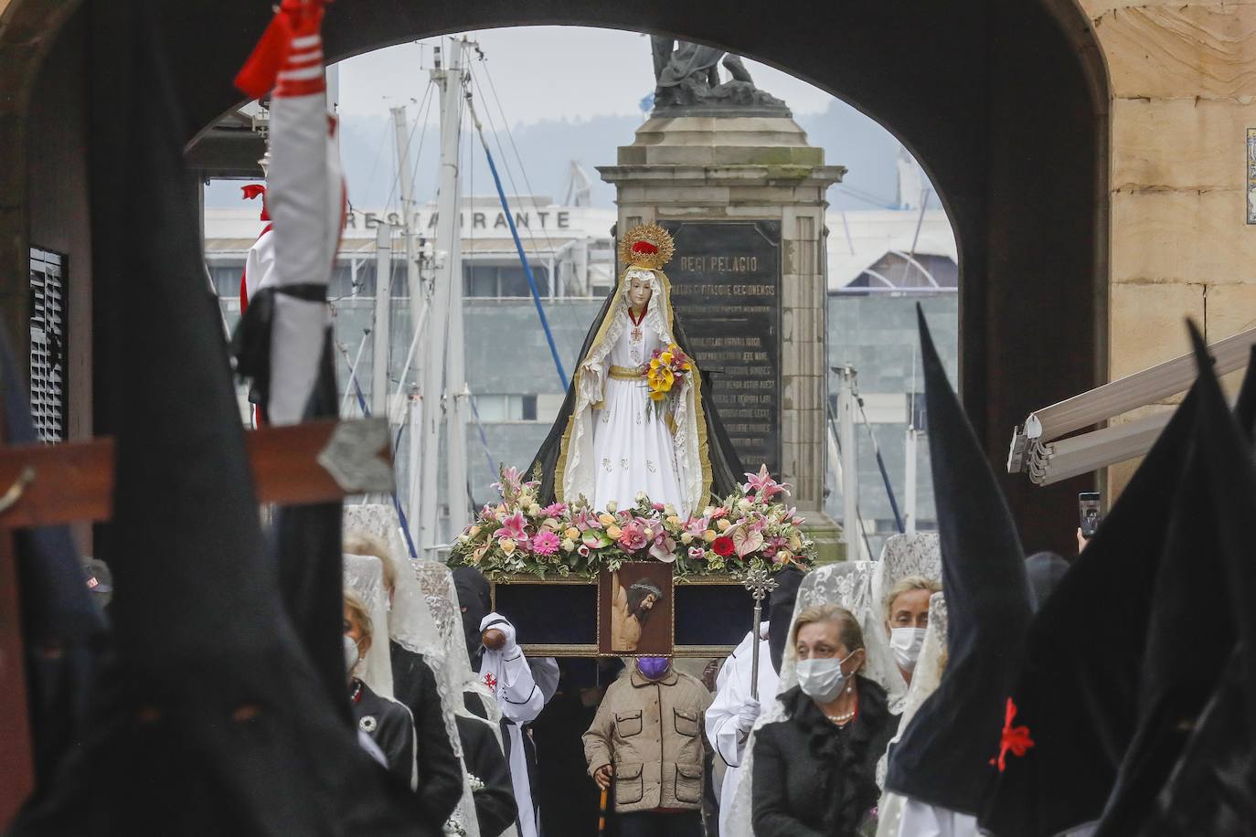 Cientos de personas han acudido en Gijón a la emotiva procesión del Domingo de Resurrección 