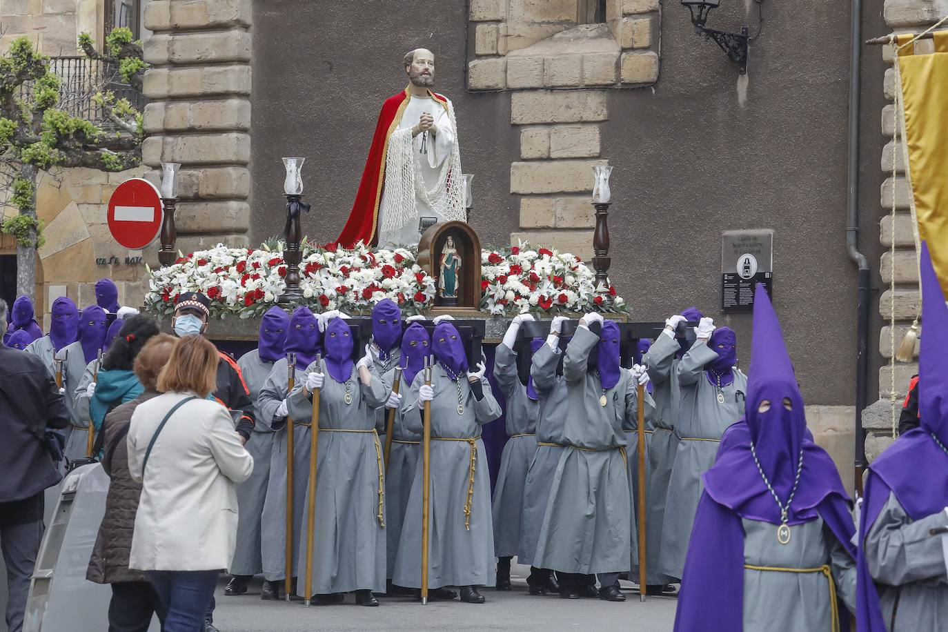 Cientos de personas han acudido en Gijón a la emotiva procesión del Domingo de Resurrección 