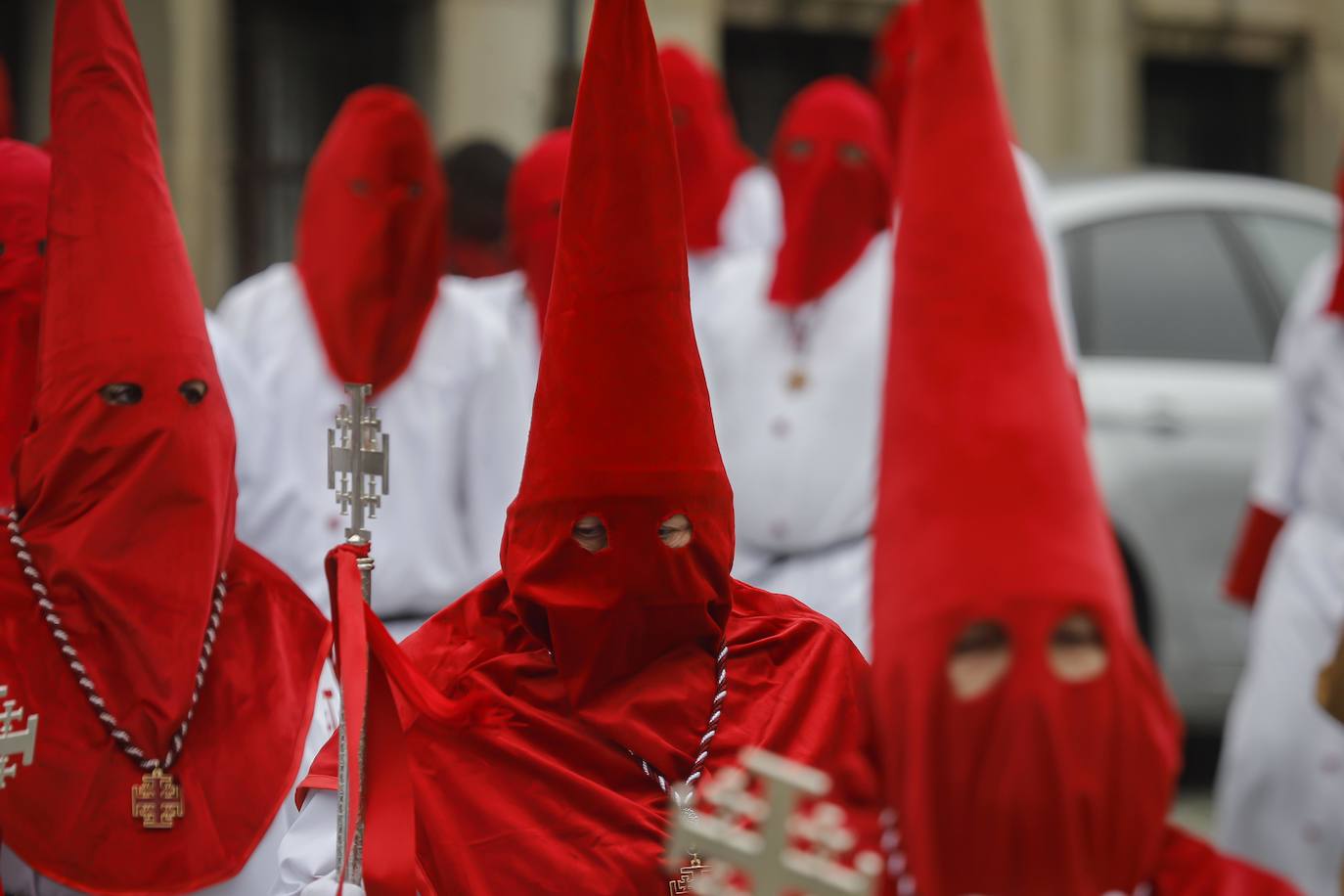Cientos de personas han acudido en Gijón a la emotiva procesión del Domingo de Resurrección 