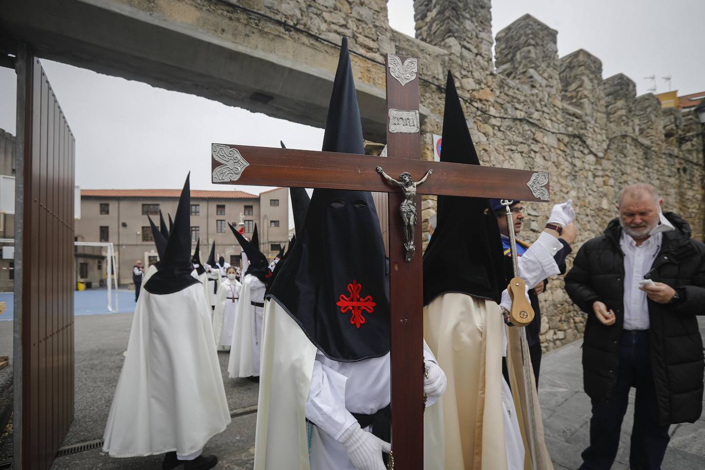 Cientos de personas han acudido en Gijón a la emotiva procesión del Domingo de Resurrección 