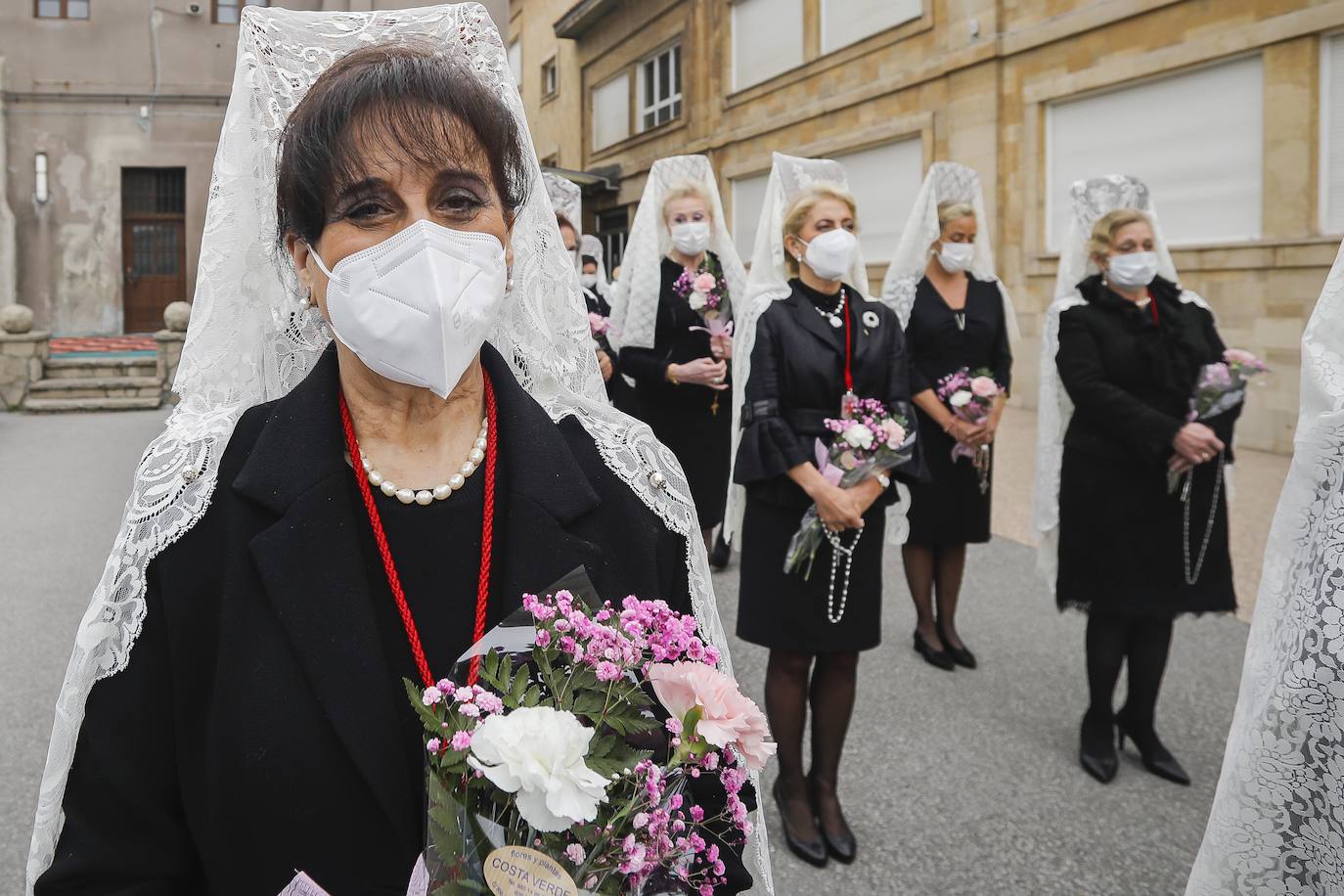 Cientos de personas han acudido en Gijón a la emotiva procesión del Domingo de Resurrección 